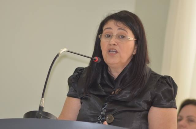 Vereadora pede derrubada de veto do prefeito a PCCR de servidores da educação