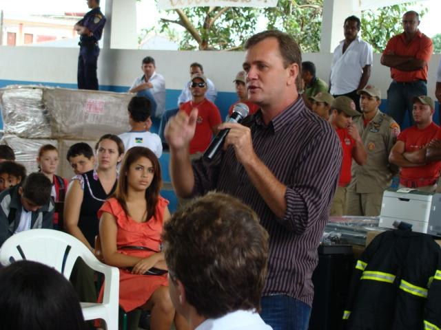 LUIZINHO ENTREGA BENEFÍCIOS EM VILHENA