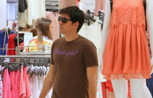 Após polêmica, Marcelo Adnet faz compras em shopping e sai escoltado