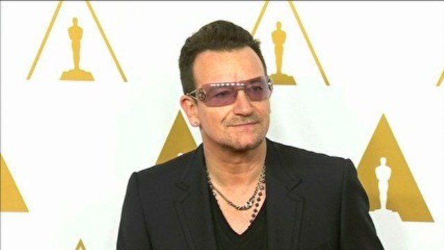 Bono sofre acidente com bicicleta em parque nos EUA e machuca o braço