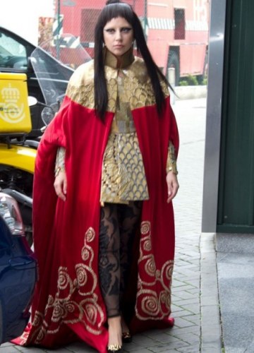 Lady Gaga surpreende com look oriental em desembarque na Espanha