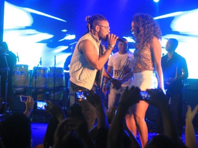Amarildo e Vanessa, casal do "The Voice Brasil", cantam na Bahia