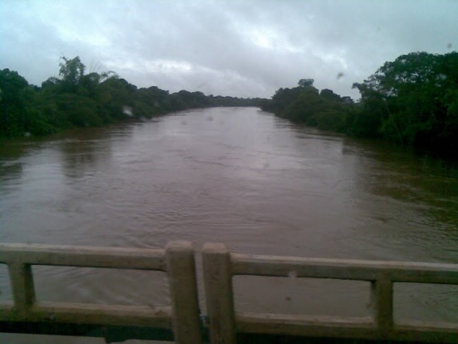 RIO TRANSBORDA E DESALOJA EM PIMENTA