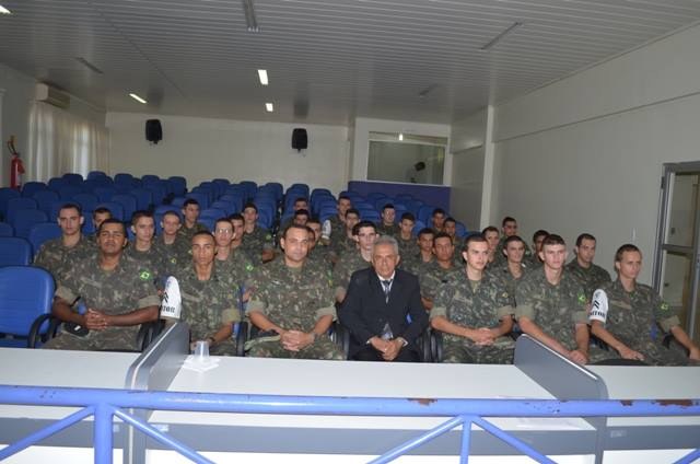 Três atiradores do Tiro de Guerra recebem homenagem na Câmara de Vilhena