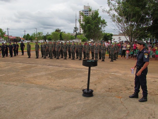 Vilhena: Polícia Militar comanda cerimônia em comemoração ao Dia da Bandeira 