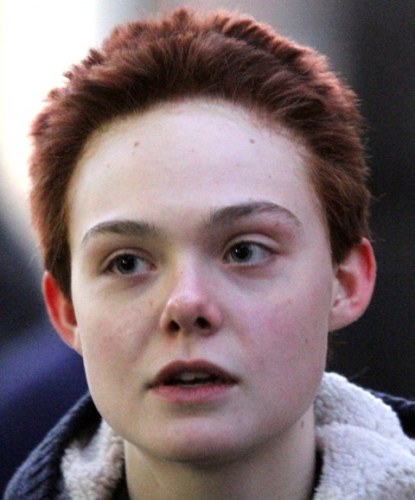 Elle Fanning aparece irreconhecível em set de novo filme