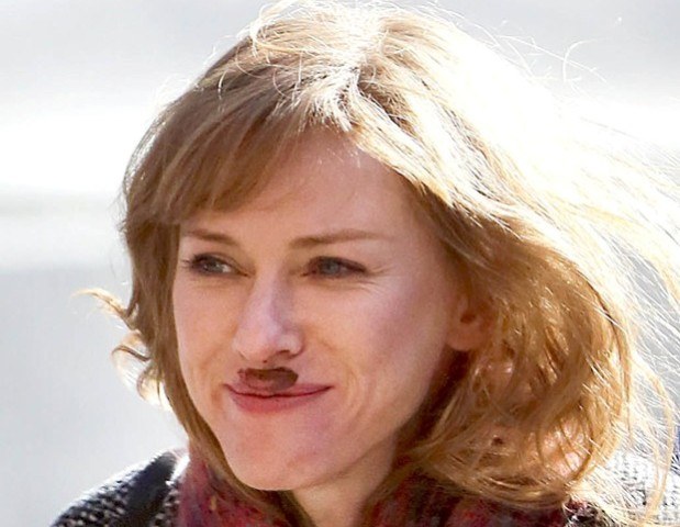 Ops! Naomi Watts se descuida e fica com "bigode" de chocolate