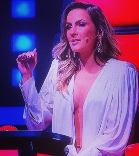 Umbigo de Claudia Leitte (até isso!) vira polêmica