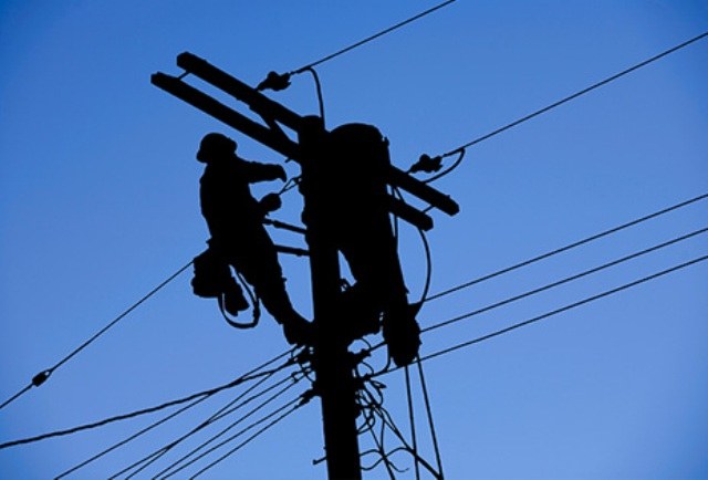 Eletricista vai parar na UTI após descarga e queda de poste em Vilhena