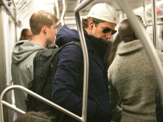 Bradley Cooper é fotografado em metrô de Nova York