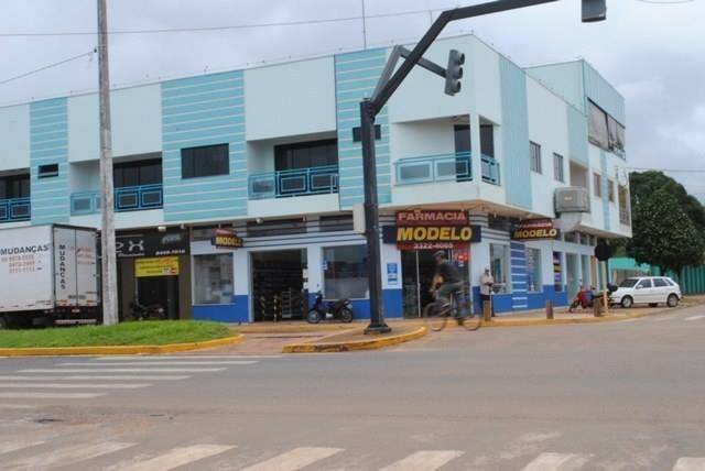 Homens armados roubam farmácia e cliente em Vilhena; câmeras filmam tudo