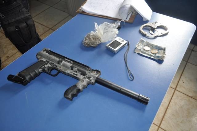 Jovem que fugiu algemado da DPC rouba moto usando falsa metralhadora