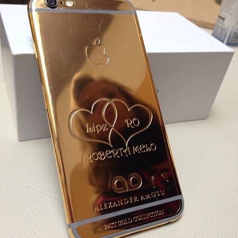Felipe Melo dá smartphone de ouro para a esposa