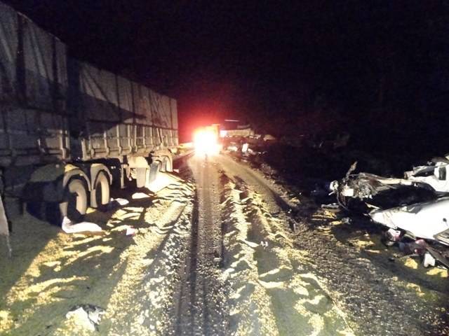Veja fotos: casal vilhenense morre preso a ferragens após colisão de caminhões