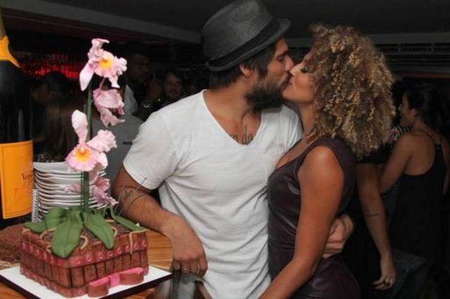 Sheron Menezzes comemora aniversário e ganha beijos do namorado