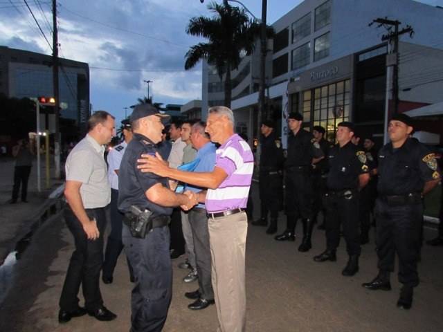 PM homenageia líder comunitário que atua como pedreiro na construção de base