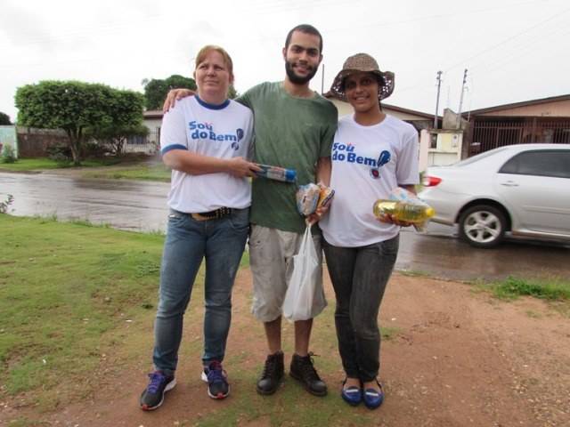 “Sou do bem”: mesmo sob chuva, voluntários recolhem donativos para carentes