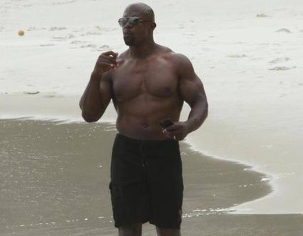 Terry Crews aproveita praia no Rio de Janeiro