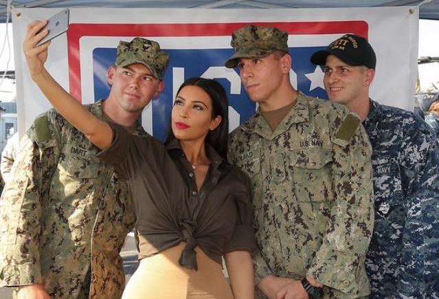 Kim Kardashian faz selfie com soldados em visita a base americana
