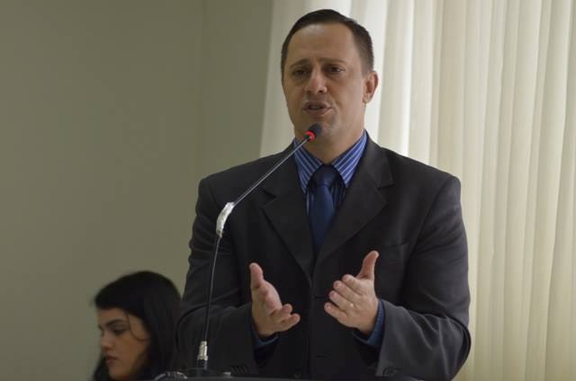 Vereador cobra Rover e promete apoio a construção de nova prefeitura