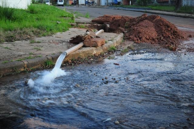 Moradores da região central da cidade se revoltam com desperdício de água