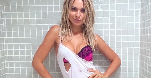 Mendigata aproveita o trânsito para usar vibrador: “dá para desestressar”