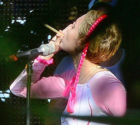 Miley Cyrus usa blusa com desenho de seios e fuma cigarro suspeito