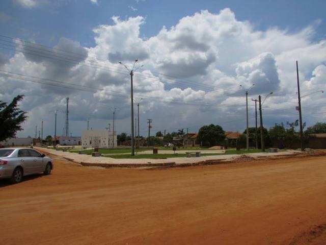 Terreno que estava abandonado há muitos anos vira praça na periferia de Vilhena