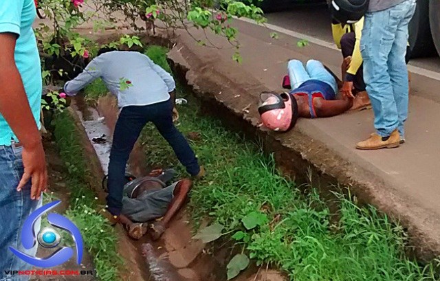 Carreta de empresa vilhenense se envolve em acidente em Cacoal: casal ferido