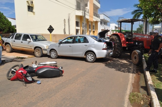 Acidente inusitado envolve quatro veículos e fere motoqueira em Vilhena