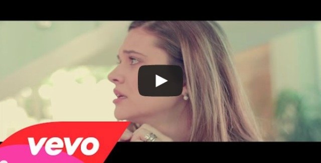 Juliana Paiva e Dilsinho se beijam em novo clipe do cantor