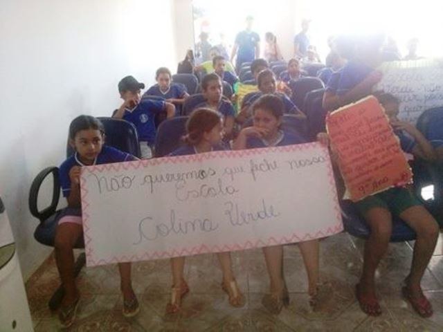Caravana faz manifestação na Câmara contra fechamento de escola em Corumbiara