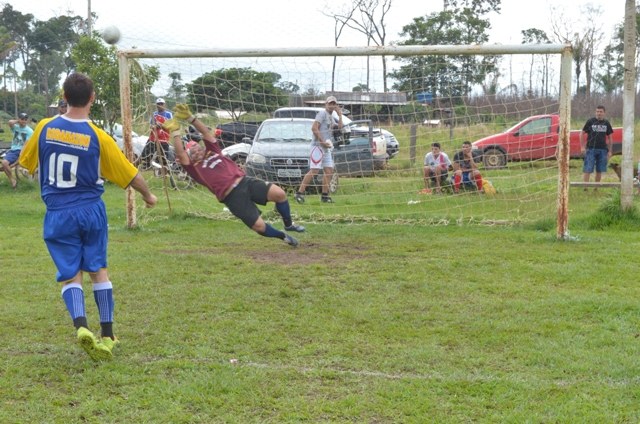 Valdo defende dois pênaltis e Mecânica do Valdo conquista Copa Macedo Madeiras 