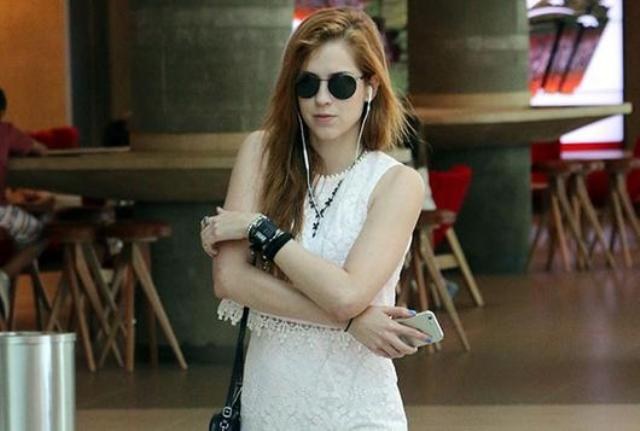 Após suspeita de catapora, Sophia Abrahão sai de repouso e é vista em shopping
