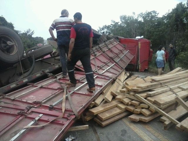 Carreta tomba na pista e tráfego da BR 364 é interrompido por duas horas