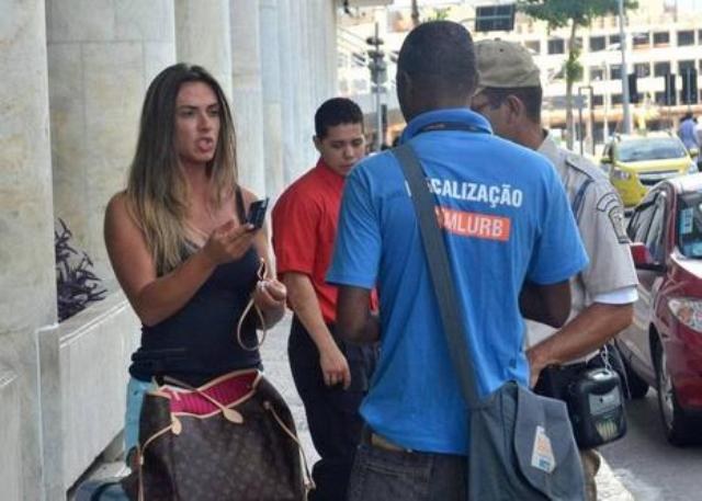 Nicole Bahls discute com guarda e quase é multada por jogar lixo no chão