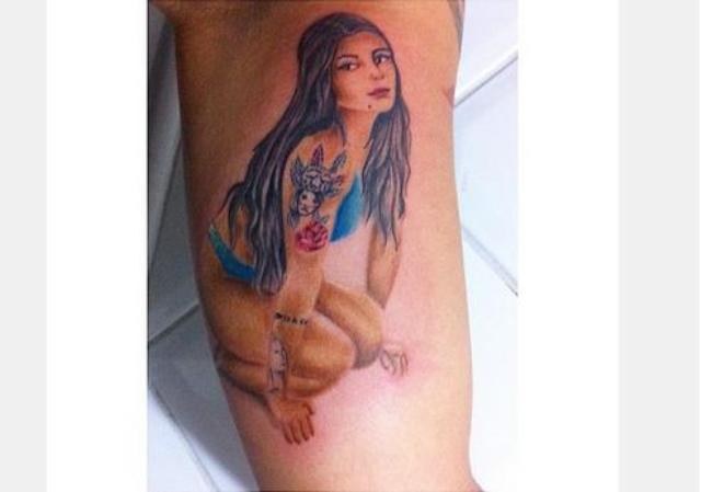 Petra Mattar tatua desenho de si em estilo pin-up