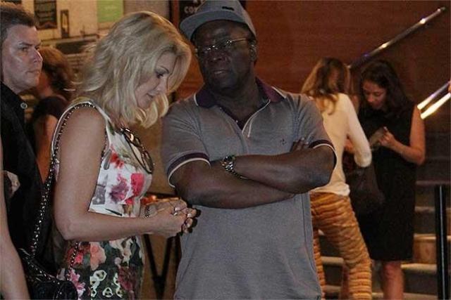 Antônia Fontenelle vai ao teatro com o ex-ministro Joaquim Barbosa