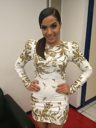 Anitta usa vestido avaliado em R$ 30 mil