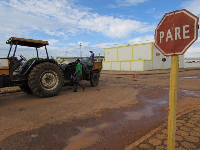 Servidor municipal admite: material de má qualidade provoca “buraqueira”