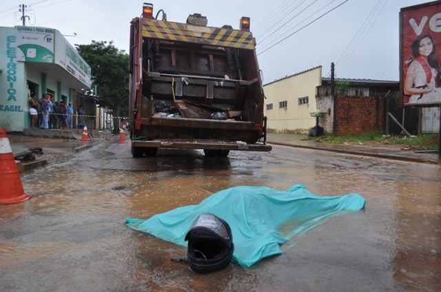 Mototaxista morre após se envolver em acidente com caminhão da prefeitura
