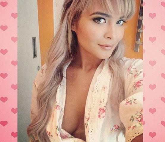 De blusa aberta e sem sutiã, Geisy Arruda dá "bom dia" a seguidores