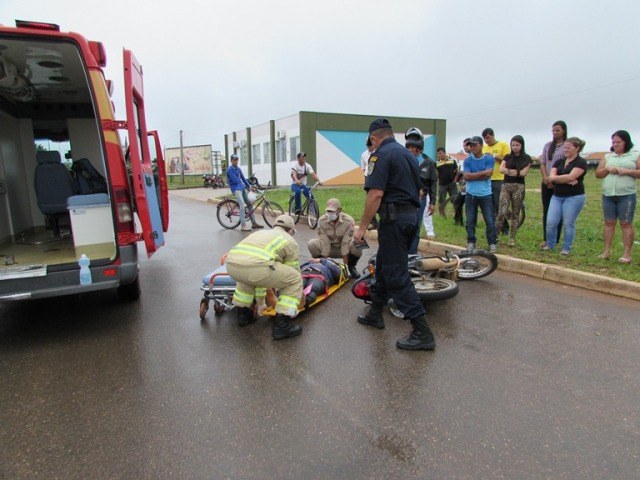 Motorista foge após acidente que deixou motoqueira e ciclista feridos em Vilhena