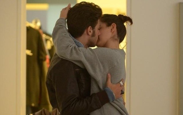 Chay Suede troca beijos com Laura Neiva nos bastidores de ensaio fotográfico