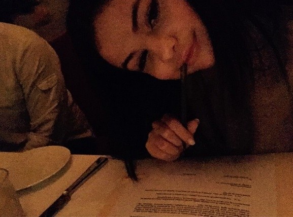 Selena Gomez assina oficialmente com nova gravadora