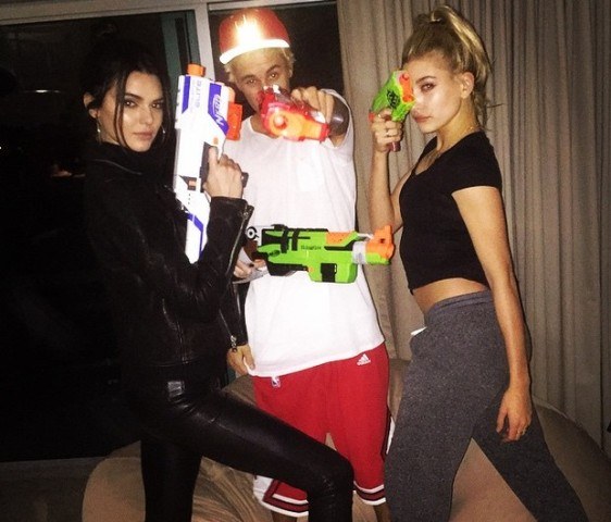 Justin Bieber se diverte com Kendall Jenner e Hailey Baldwin