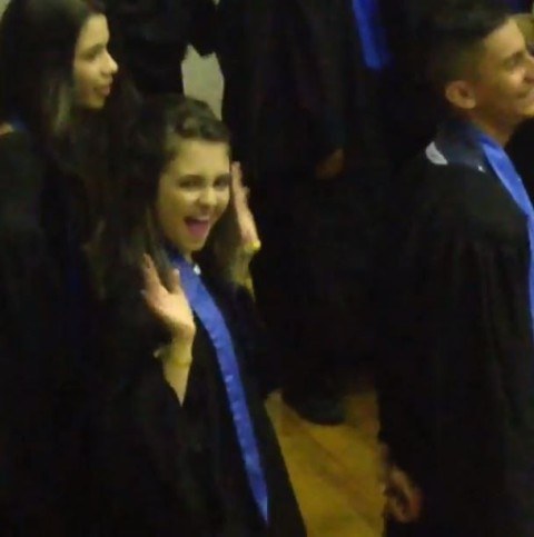 Klara Castanho posa de beca em formatura da escola