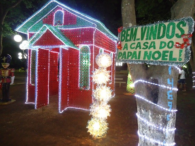 Cerejeiras: feita para trazer “espírito de Natal”, decoração em praça é furtada 