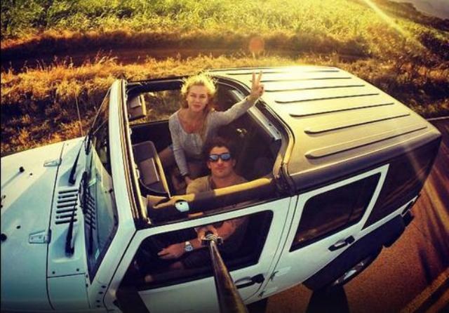 Fiorella Mattheis e Alexandre Pato curtem férias no Havaí