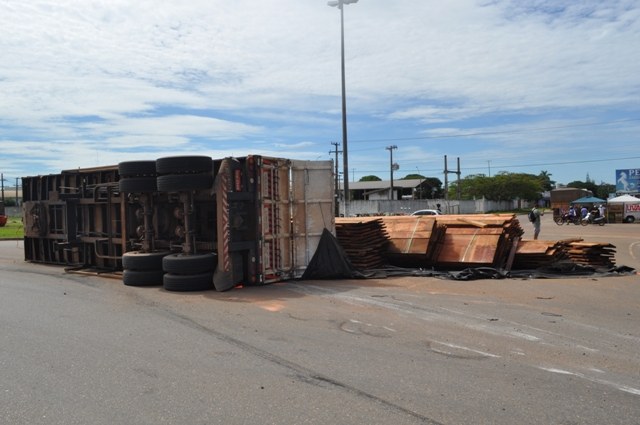 Engate de carreta tomba e interrompe tráfego na BR 364 em Vilhena